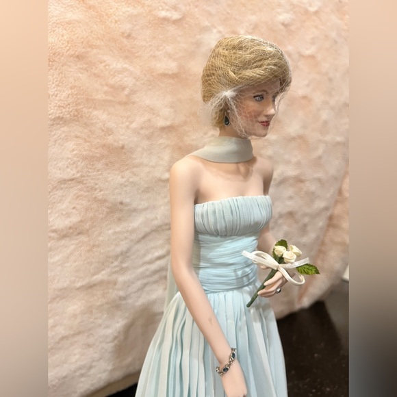 Franklin Mint 1998 Princess Diana porcelain doll in original box. - Picture 3 of 4